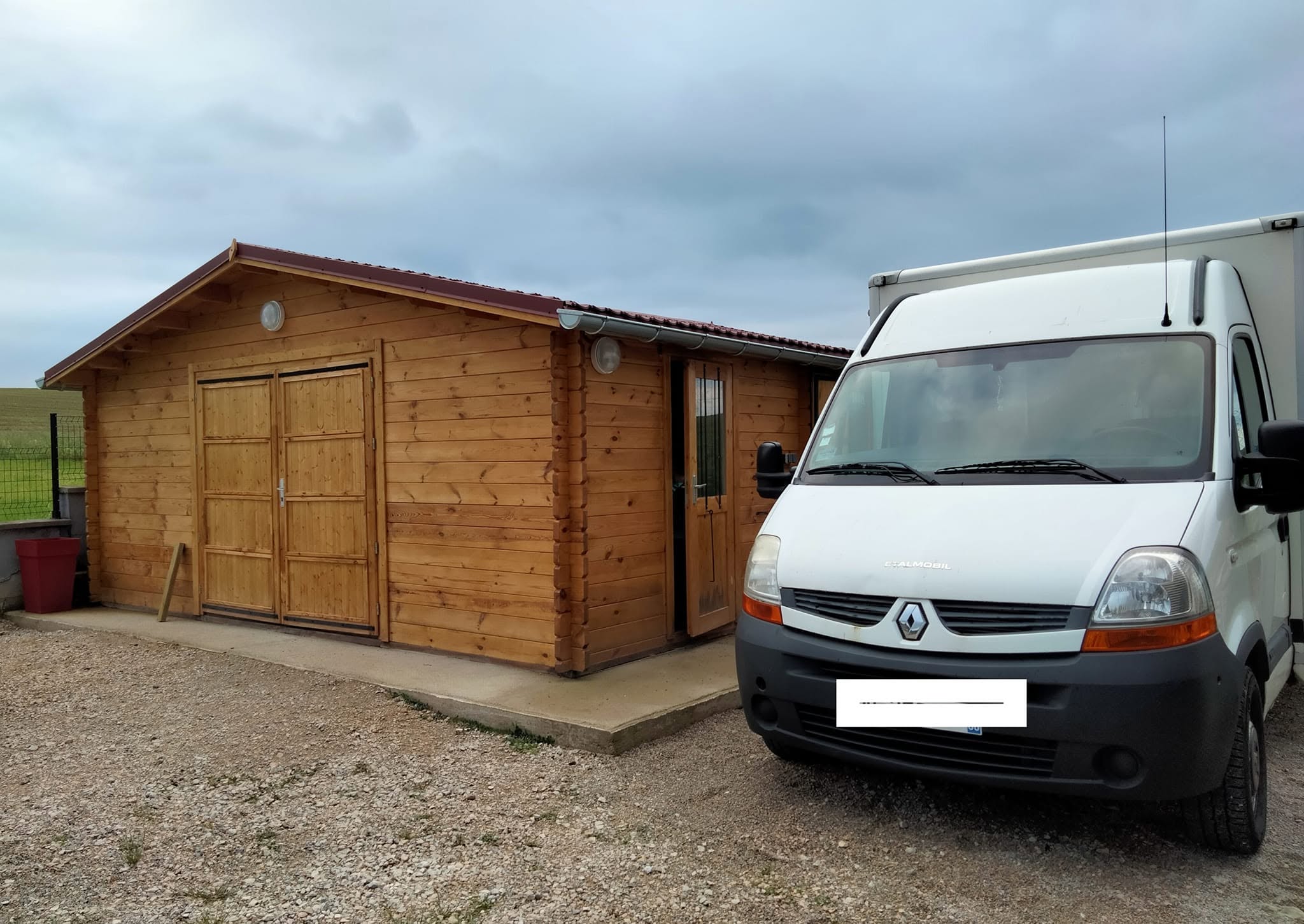 Le chalet de production et le camion du Chalet du Boucher